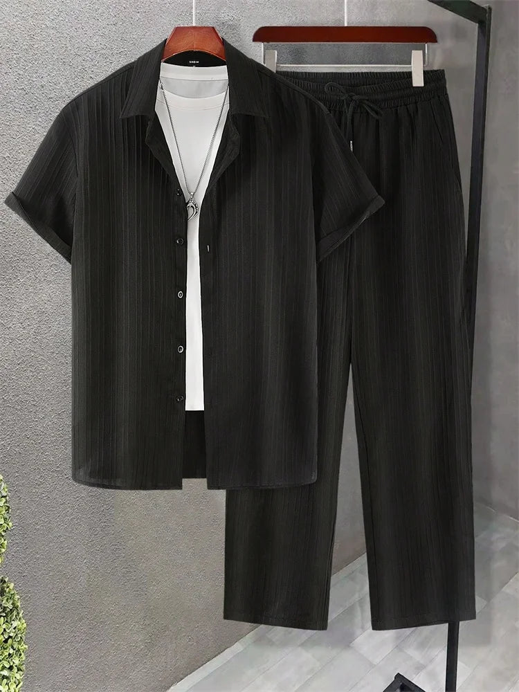 Hellgrünes 2-teiliges Herbst-Herren-Set mit vertikal gestreifter Textur, einfaches und lässiges Herren-Kurzarmhemd und lässige lange Hose