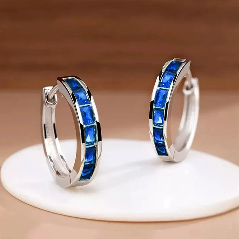 Huitan Damen-Creolen im klassischen Design, voll mit Prinzessin, quadratischem CZ, schlichtes und elegantes Damen-Accessoire, vielseitiger Schmuck