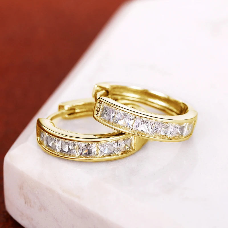 Huitan Damen-Creolen im klassischen Design, voll mit Prinzessin, quadratischem CZ, schlichtes und elegantes Damen-Accessoire, vielseitiger Schmuck
