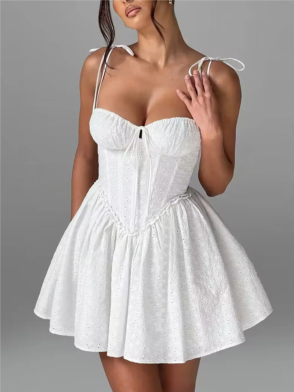 Sommerkleid 2025, sexy weiße Spitzenkleider für Damen, bestickt, figurbetontes Minikleid, koreanische Mode, Rüschenkleid, Schnürung, Fischgrätenmuster