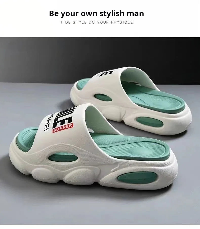 Männer Dicke Sohle Sommer Strand Rutschen Badezimmer Anti Slip Slipper Weiche Sandalen Einfachheit Ultra Licht Brief Schuhe Männer Hausschuhe